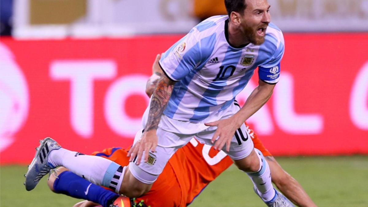 Leo Messi es derribado por Charles Aranguiz durante la Final de la Copa America 2016 entre Argentina y Chile