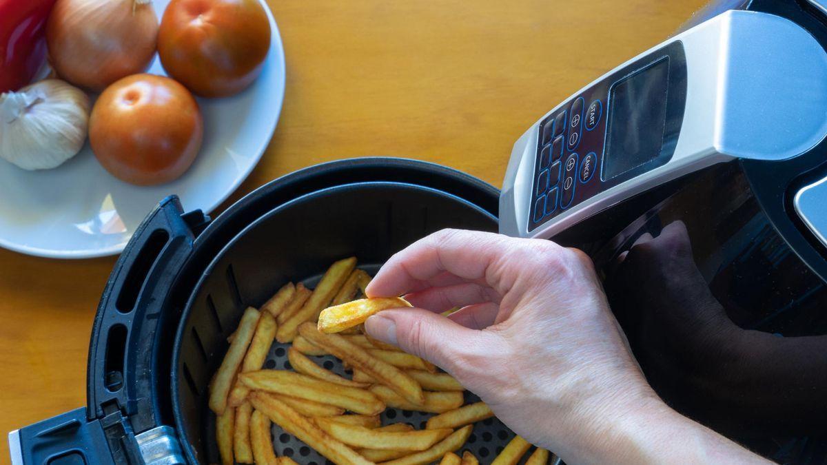 Una experta desvela lo que pasa al cocinar patatas fritas con la 'air fryer'