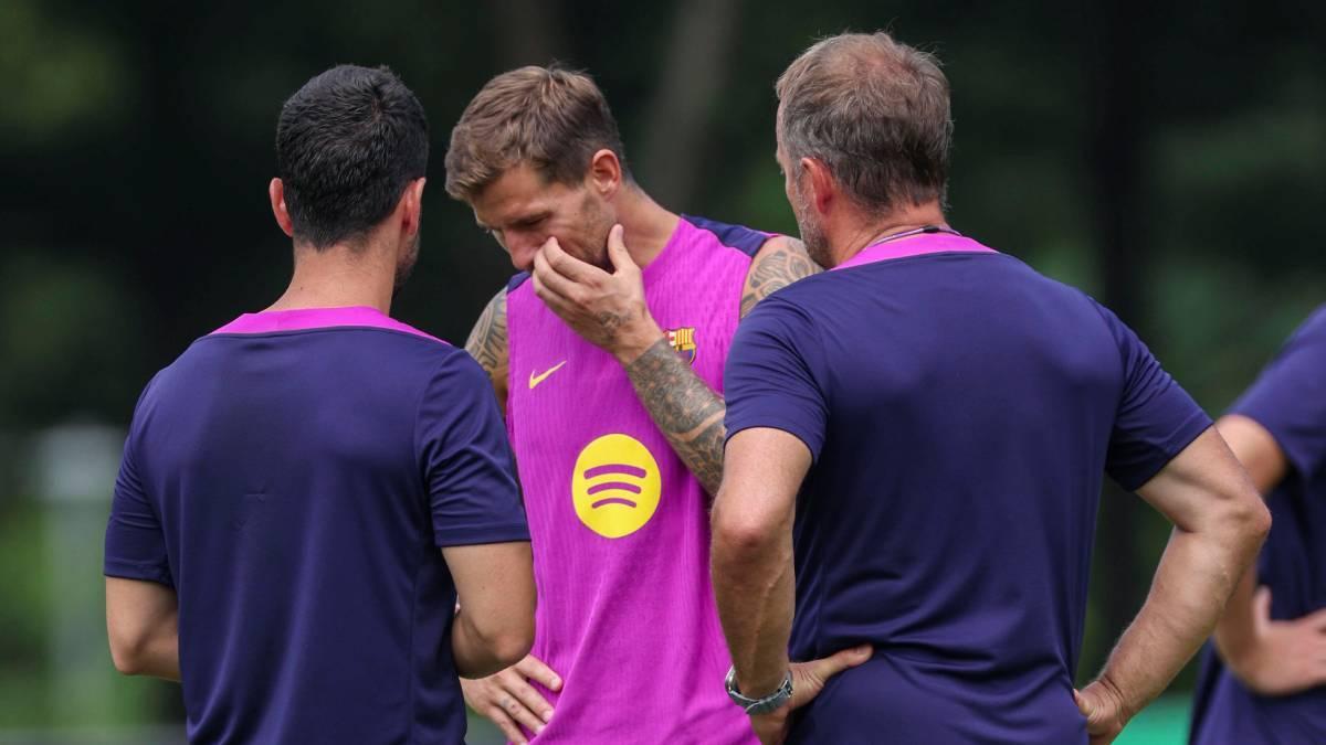 Flick charla con Iñigo Martínez estos días en la gira