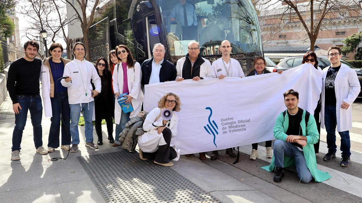 Médicos asistentens a la protesta del mes de febrero frente al bus que los llevó a Madrid.