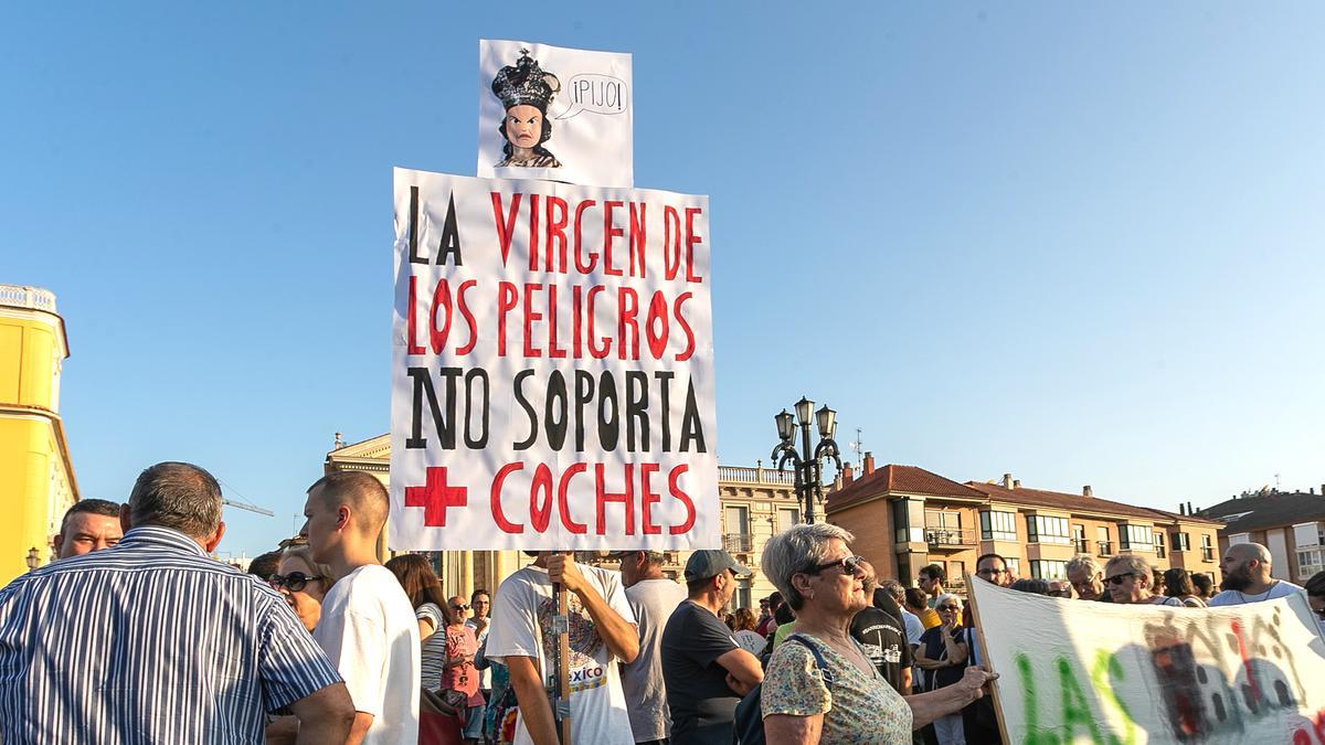 Un cartel durante la concentración en el Puente Viejo el pasado junio.