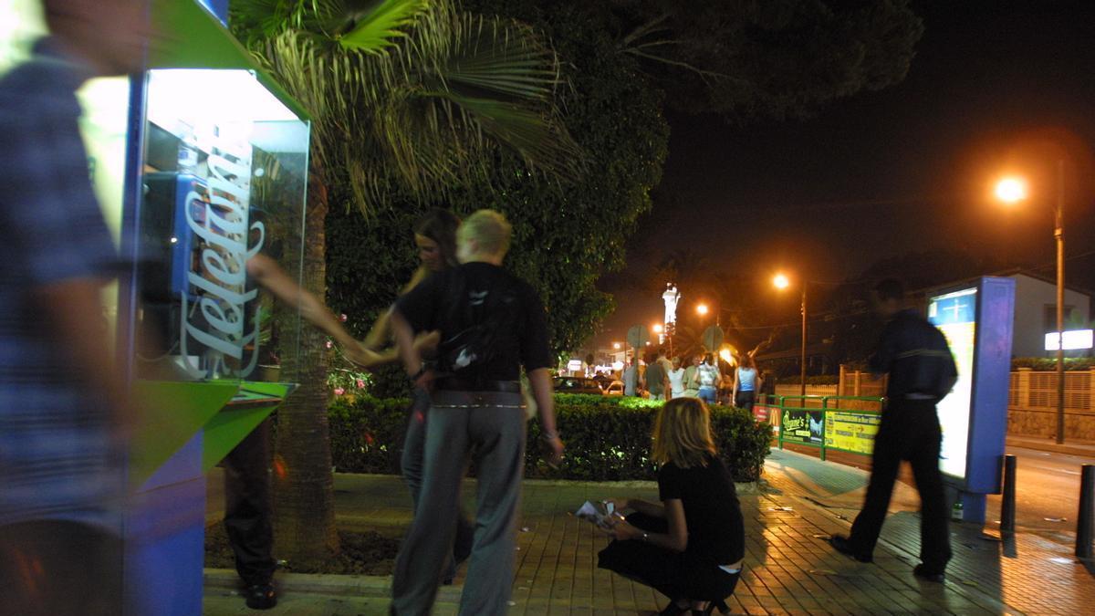 Un grupo de turistas, de madrugada en la zona de s'Arenal de Plama