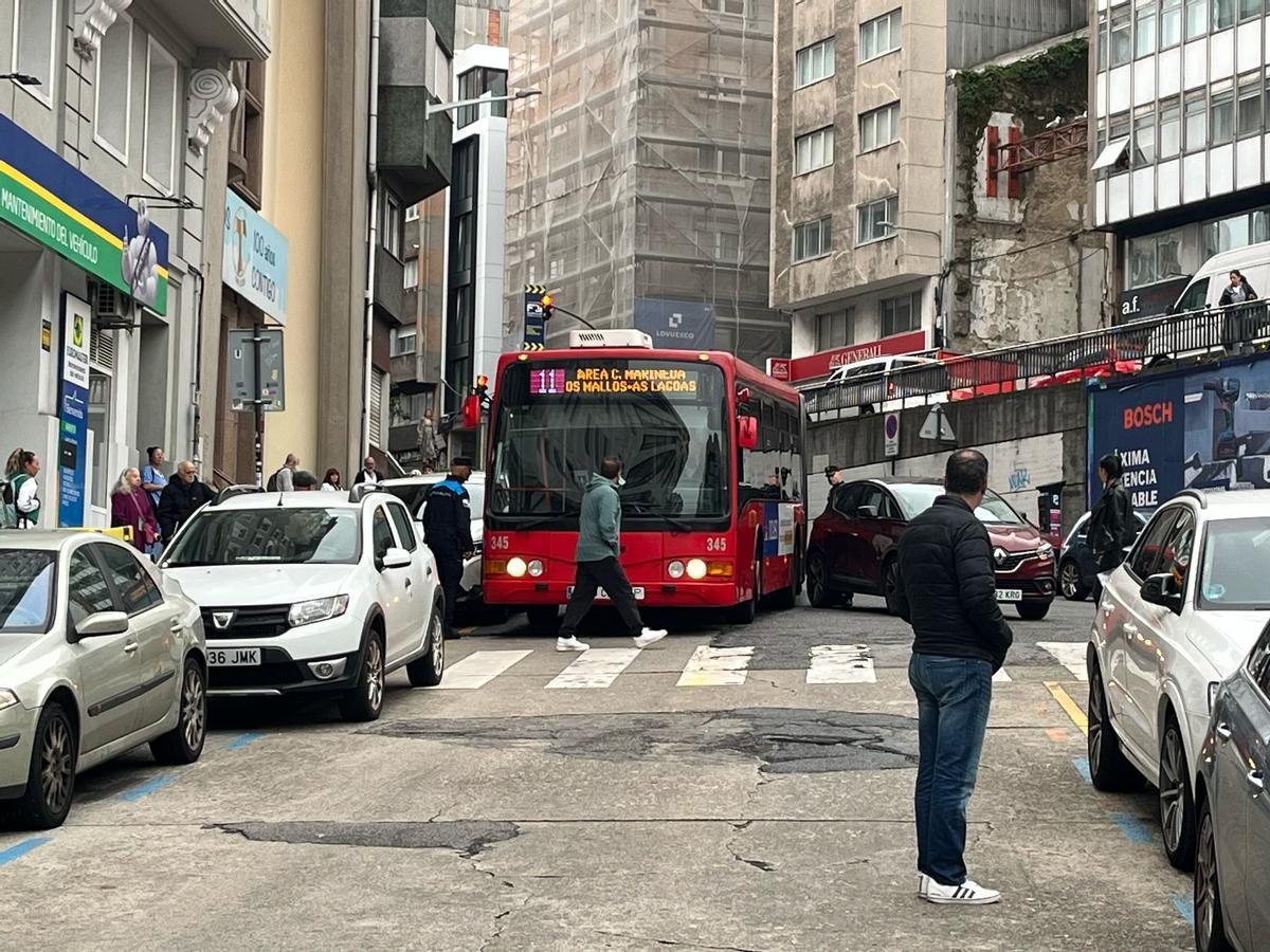 Momento en el que el autobús intentaba ajustar para permitir el paso por detrás