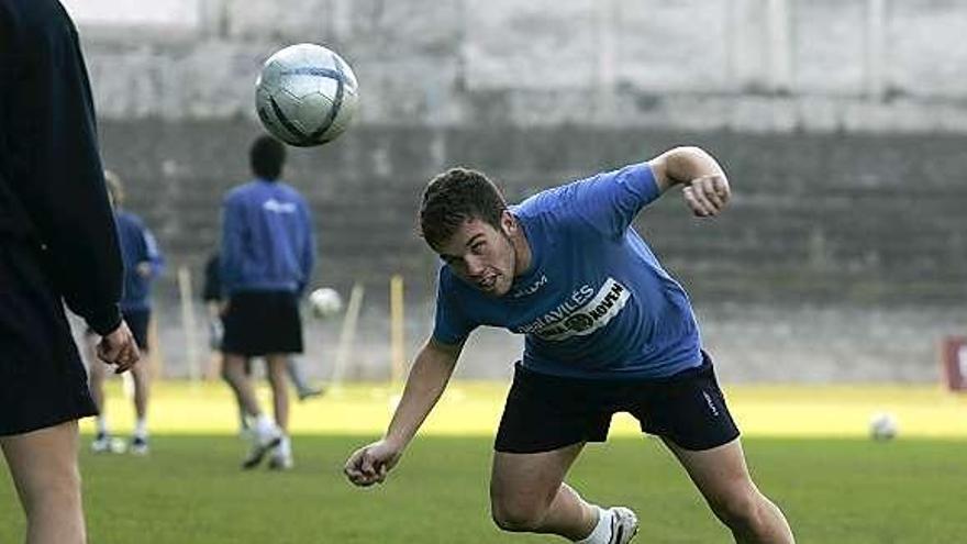 Sergio toca el balón de cabeza en un entrenamiento en el Suárez Puerta.
