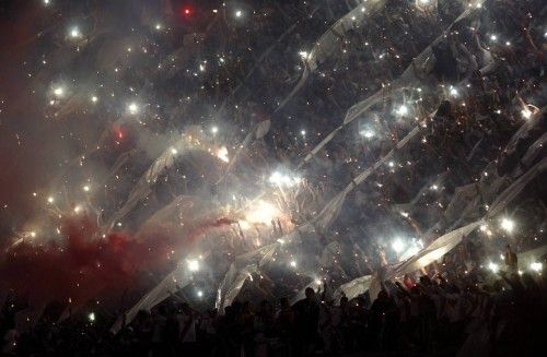 Los aficionados del River Plate animan a su equipo antes de la final de la Copa Sudamericana