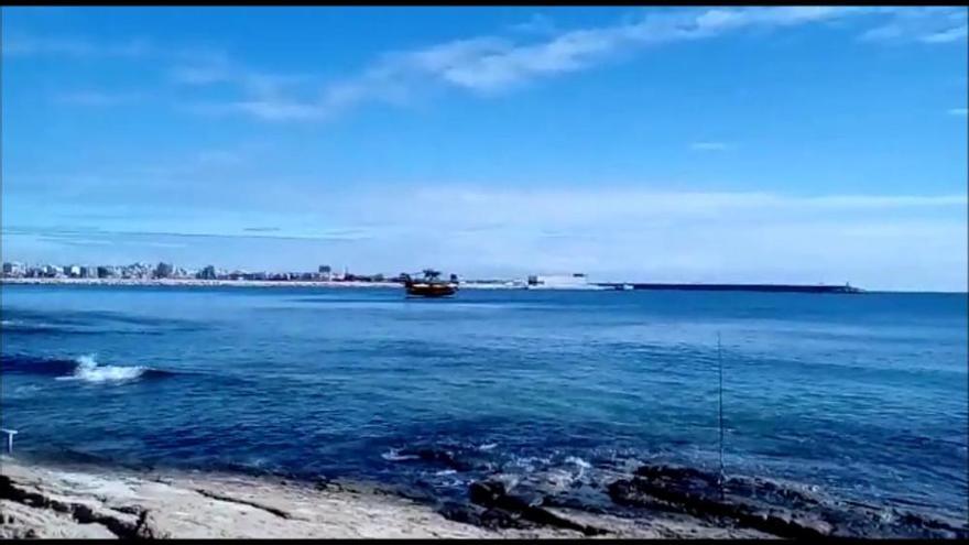 Espectacular vuelo de entrenamiento de los aviones de extinción de incendios en Torrevieja