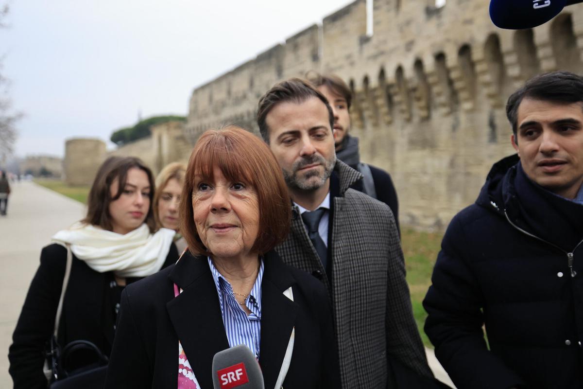 Avignon (France), 02/12/2024.- Gisele Pelicot (L), escorted by her lawyers Stephane Babonneau (R) and Antoine Camus (C), arrive at the criminal court where her husband Dominique Pelicot is on trial in Avignon, South of France, 19 December 2024. Judges will hand down verdicts on 51 men in the mass rape trial in which Dominique Pelicot is accused of drugging and raping his then-wife, Gisele Pelicot as well as inviting dozens of men to rape her while she was unconscious at their home in Mazan, France, between 2011 and 2020. (Francia) EFE/EPA/GUILLAUME HORCAJUELO