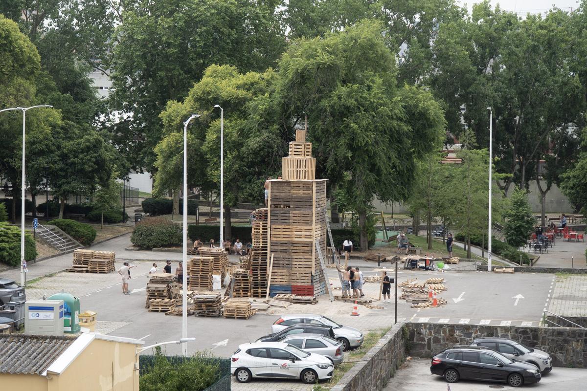 De "simplemente" amontonar madera a levantar una réplica del faro romano, los vecinos del Barrio de las Flores dan un giro a una de las fallas más populares de A Coruña