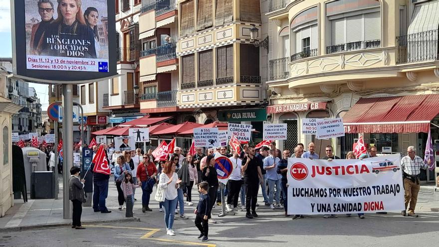 Nueva manifestación en Cabra de los afectados por el cambio de la empresa de ambulancias