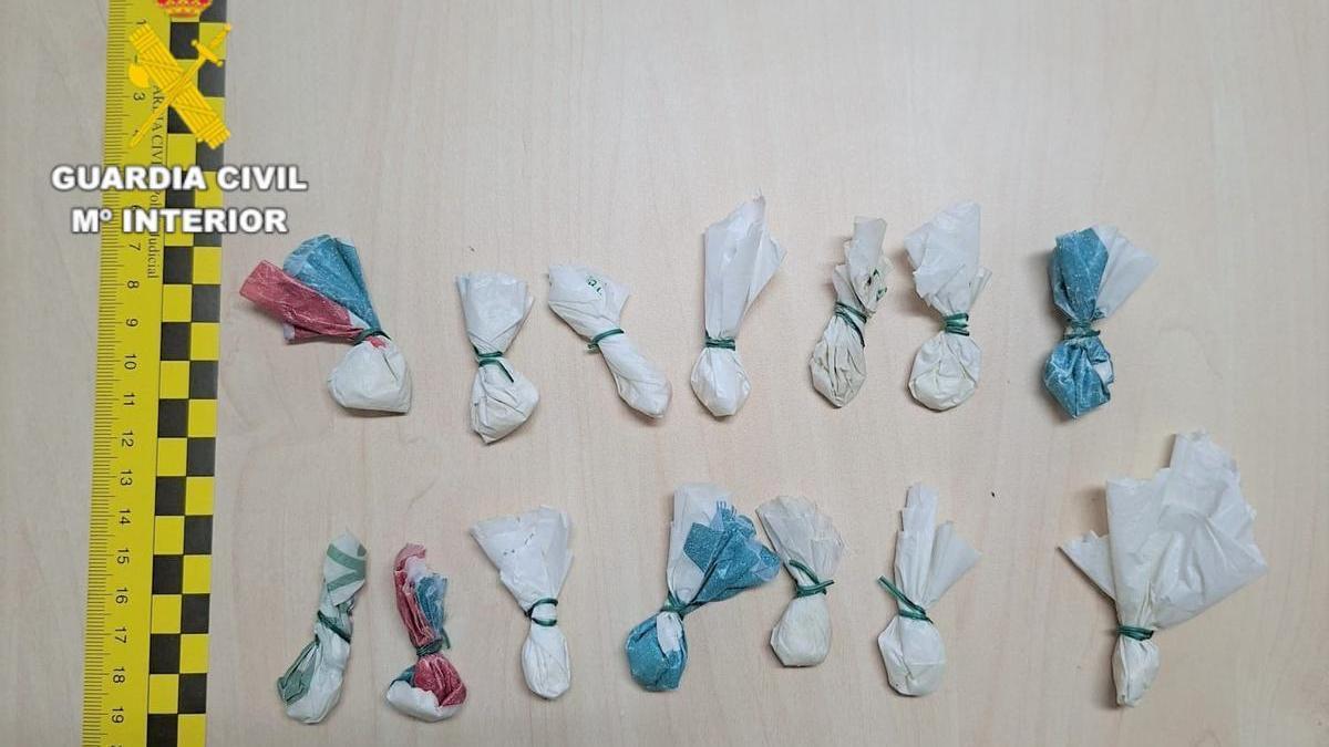 Droga interceptada en el control de la Guardia Civil.