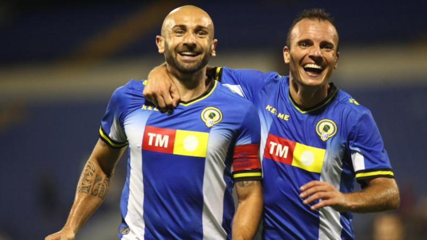 Chechu Flores y Juli celebran uno de los goles al Sabadell