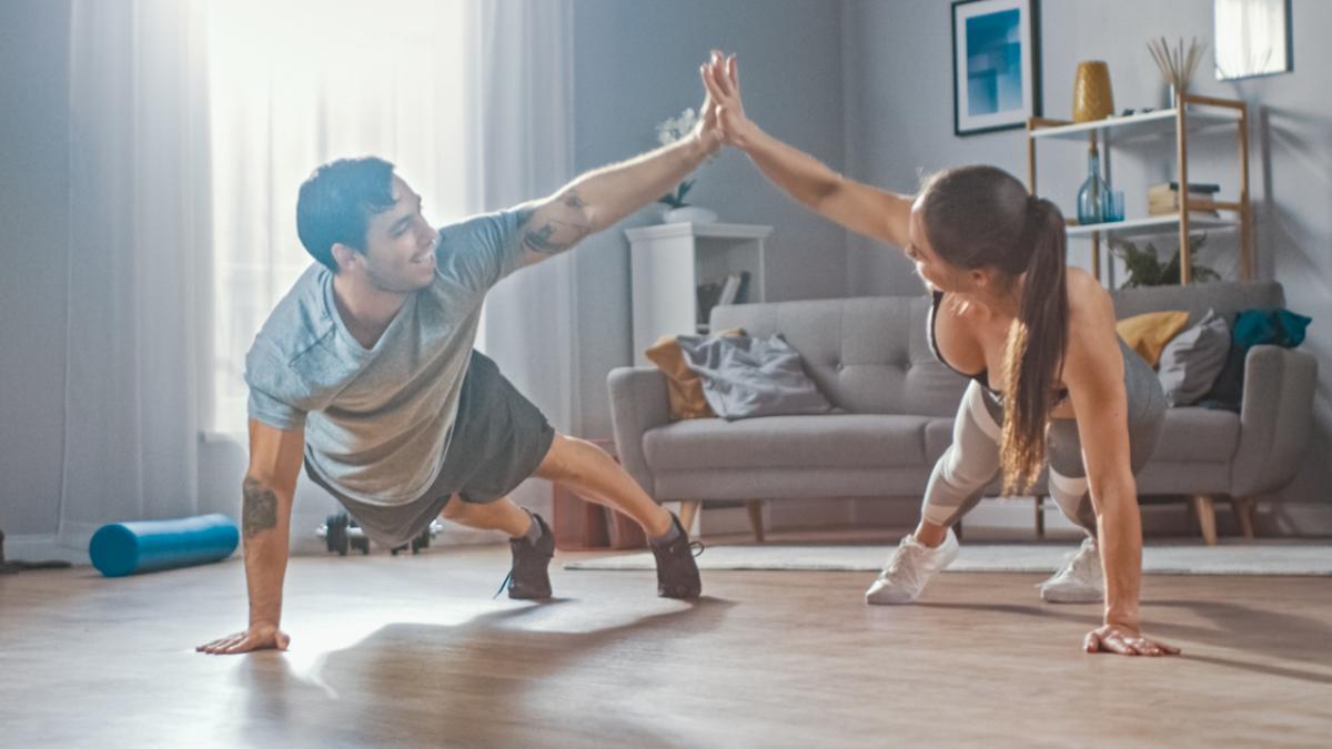 El ejercicio quemacalorías que puedes hacer en 20 minutos en casa con el que definitivamente perderás peso.