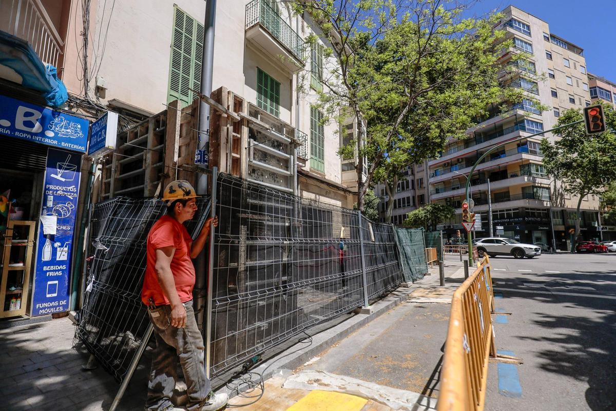 El promotor construirá quince viviendas y aparcamientos.