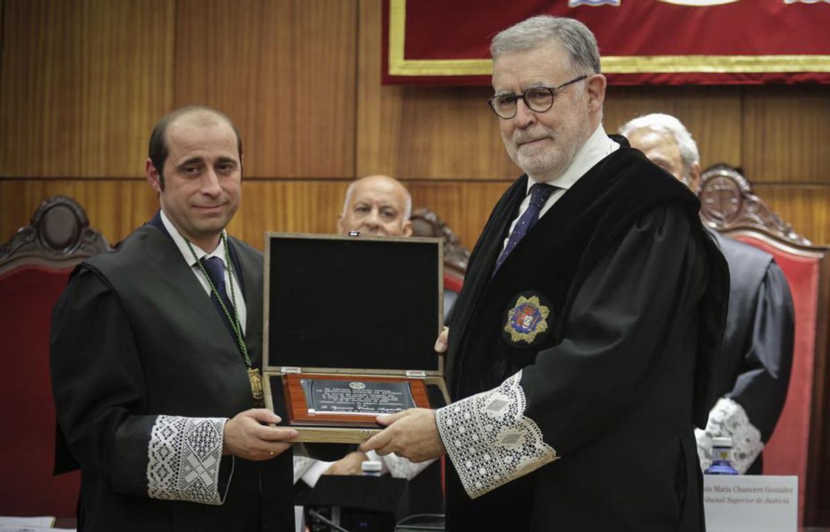 Marcos Óscar Martínez Álvarez entrega el reconocimiento del Colegio Oficial de Graduados Sociales de Asturias a Ignacio Vidau. | Irma Collín