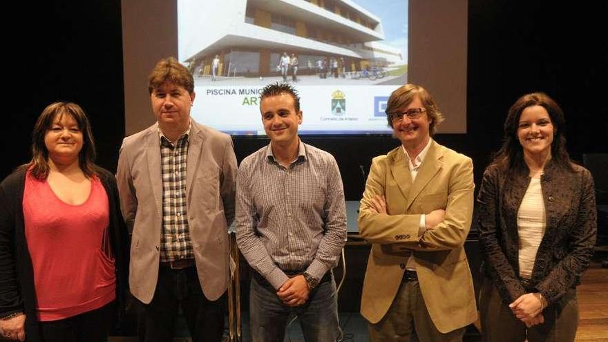 El alcalde, segundo por la izda., junto a la edil de Deportes, el técnico y los dos arquitectos. / víctor echave