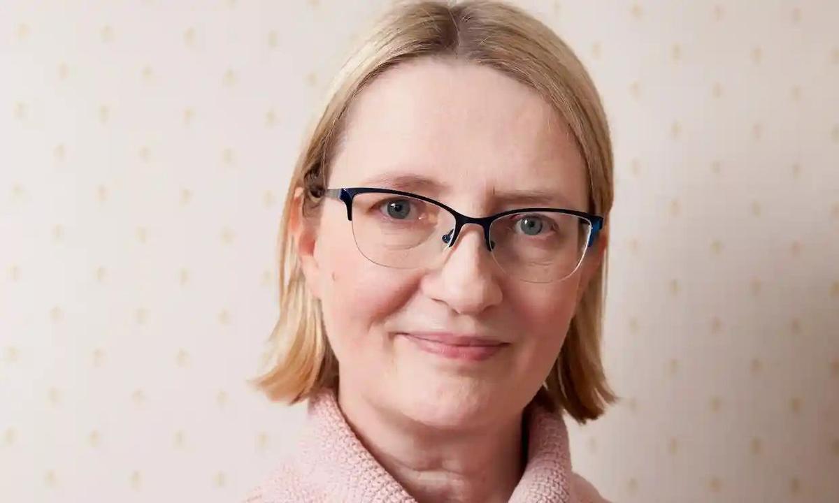 Janice Hallett, la exitosa autora de libros del género cozy crime.
