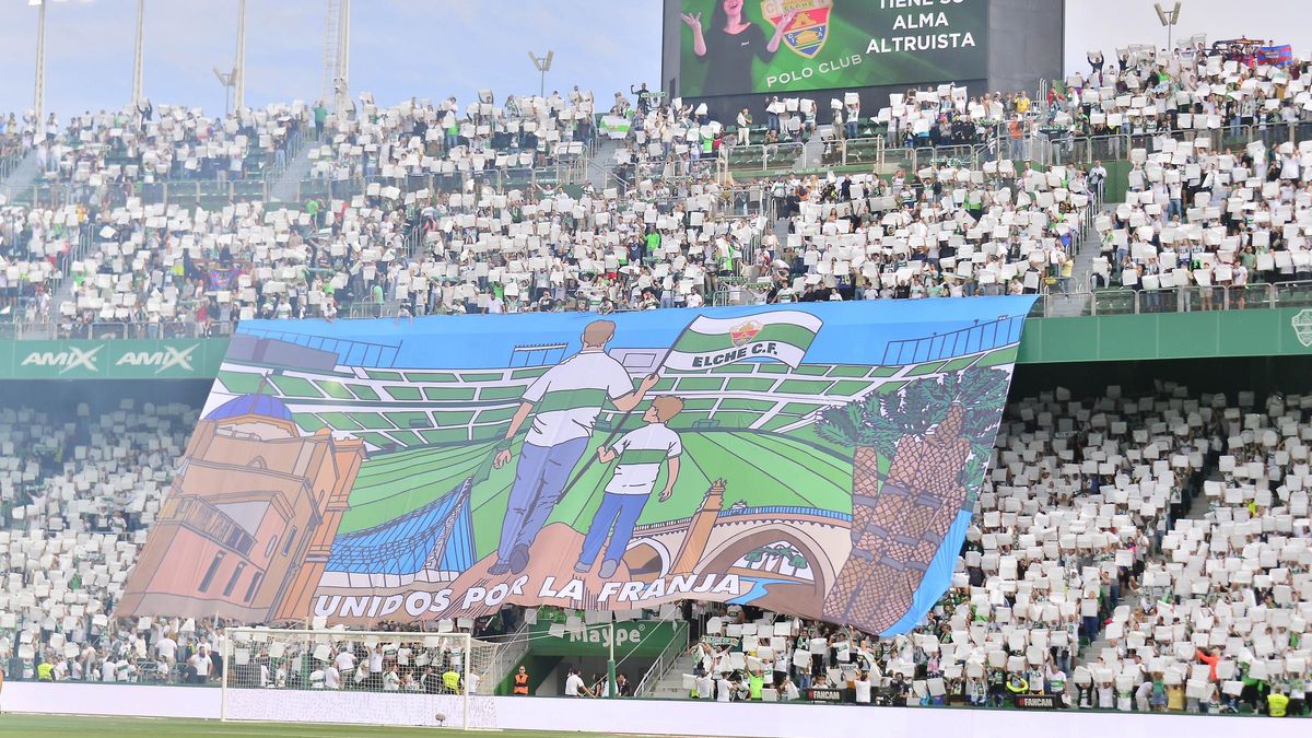 Tifo en el Martínez Valero durante el Elche-Levante.