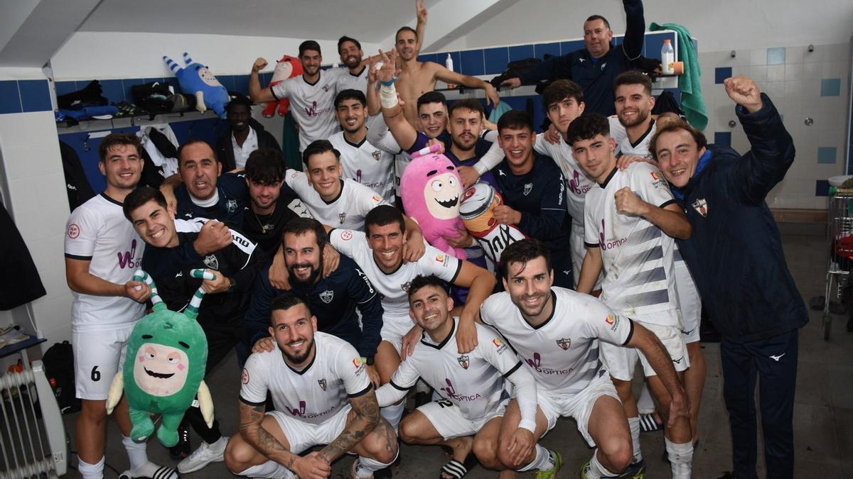 Los futbolistas del CD Pozoblanco celebran su triunfo ante el Cabecense.