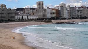 Archivo - Playas Orzán y Riazor, a 8 de abril de 2022, en A Coruña, Galicia (España).