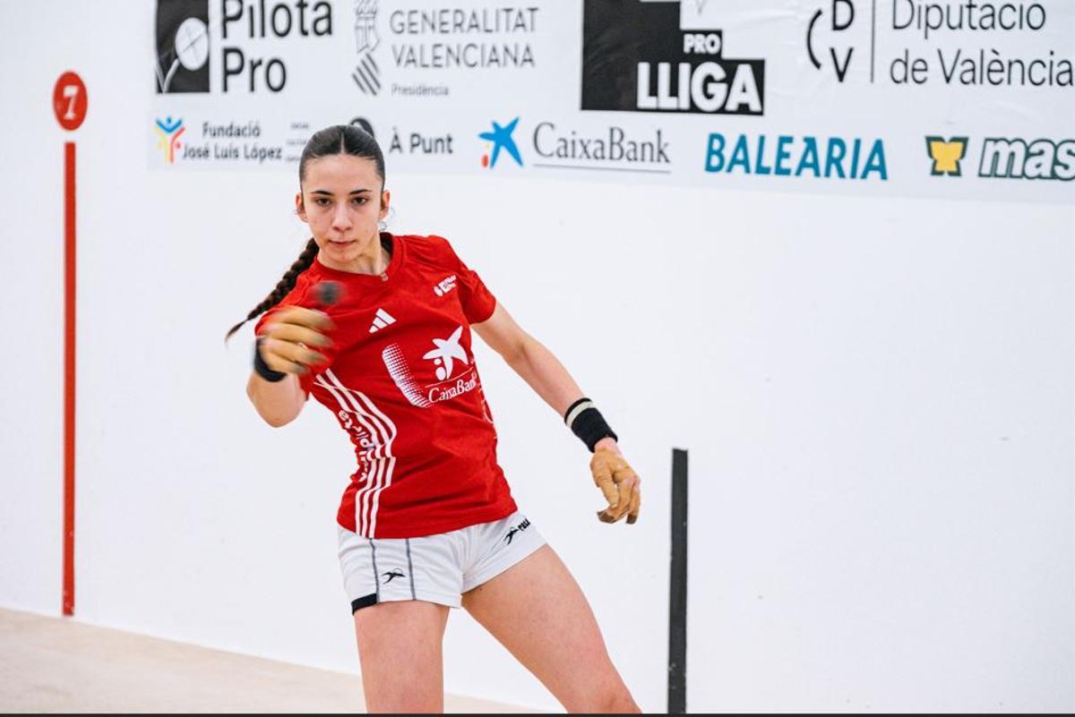 Isabel, durant la passada Lliga CaixaBank al trinquet de Rafelbunyol.