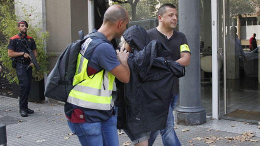 Los Mossos custodian a una de las personas detenidas.