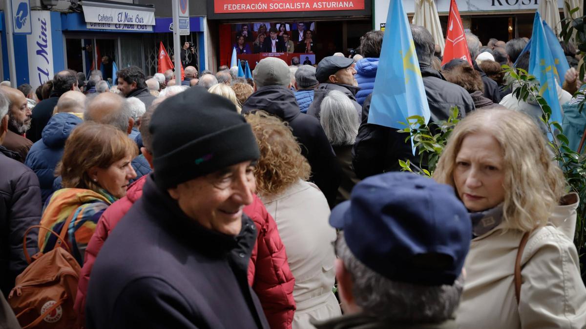 EN IMÁGENES: concentración en Oviedo en apoyo de Pedro Sánchez