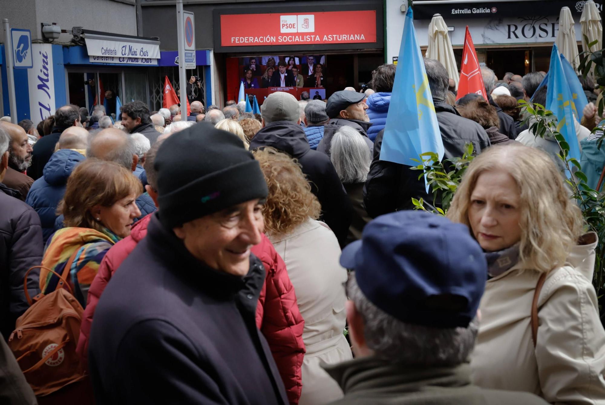 EN IMÁGENES: concentración en Oviedo en apoyo de Pedro Sánchez