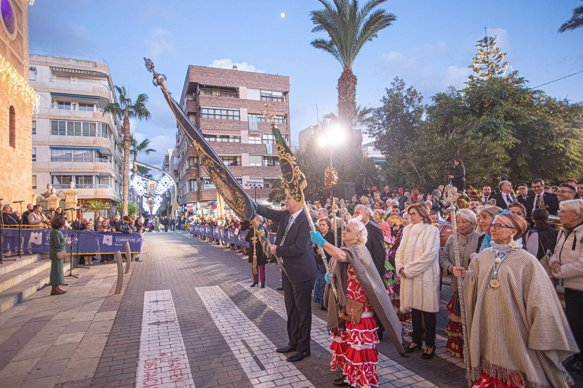 Más de 70 entidades y asociaciones participan en la multitudinaria ofrenda a la patrona que vistió de flores la fachada de iglesia de la Inmaculada Concepción