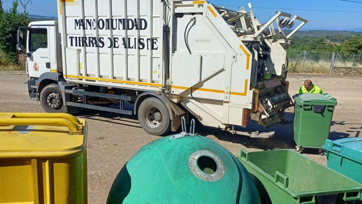 Un empleado realiza labores de retirada de residuos en los distintos recipientes de reciclaje de residuos. | CH. S.