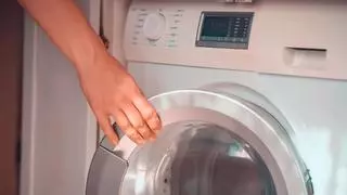El compartimiento secreto de la lavadora que ayuda a dejar la ropa perfumada y como recién comprada