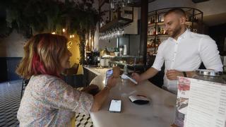 Dos de cada tres clientes pagan ya con tarjeta o con el teléfono móvil