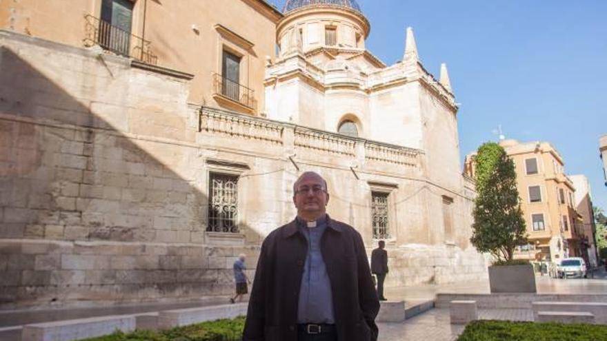 El rector de Santa María y obispo electo de Menorca, frente a la basílica, el lugar que ha sido su casa en los tres últimos años.