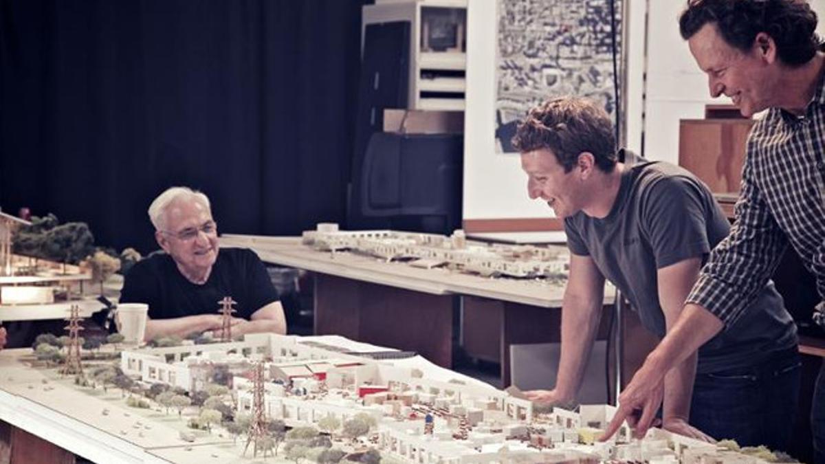 Frank Gehry con Mark Zuckerberg y el nuevo edificio de Facebook.
