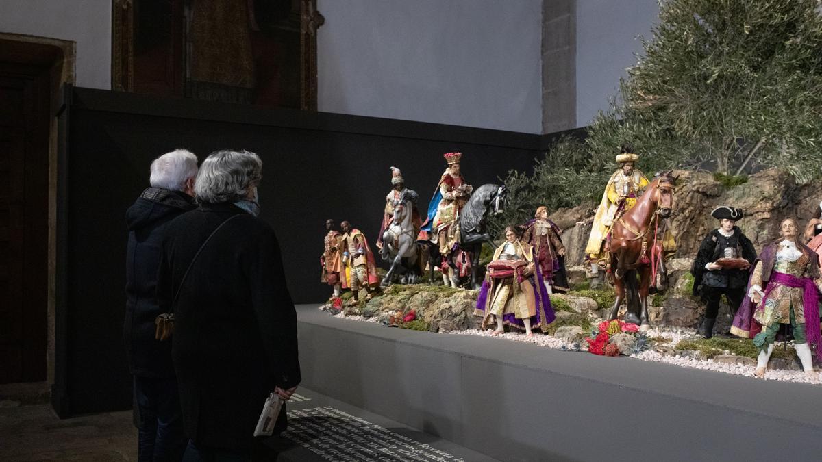 Dos personas observan el belén