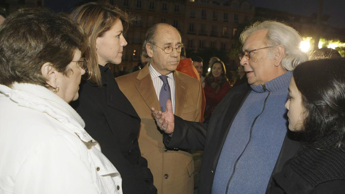 Teófilo de Luis (c) en una imagen junto a la ex secretaria general del PP María Dolores de Cospedal