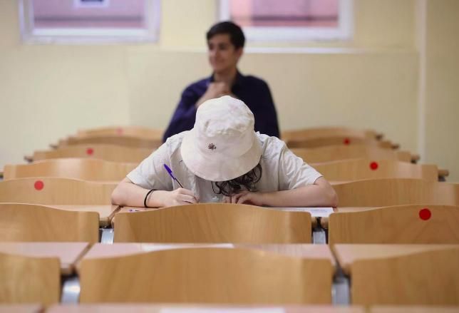 Estudiantes en una prueba universitaria