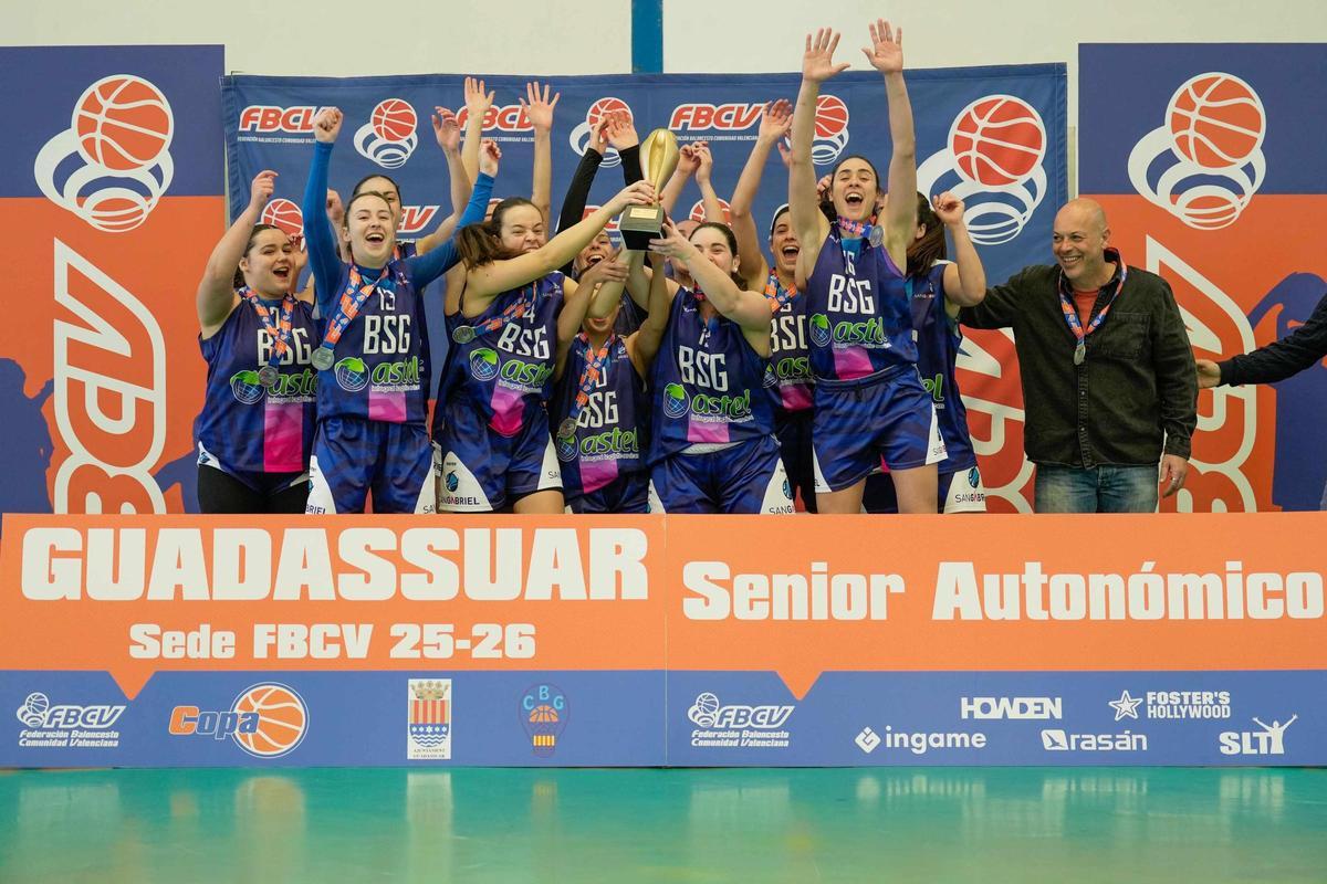 El Astel Logistic BSG de Villena levantó el trofeo de campeonas