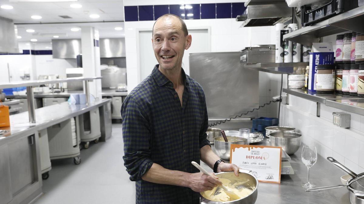 El bombero Rubén López hace el mejor mantecado de Avilés (y desvela el secreto de su receta)
