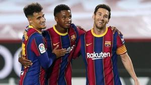 Philippe Coutinho, Ansu Fati y Leo Messi celebran un gol del Barça en la temporada 2020/21