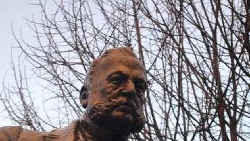 La estatua de Ramón de Campoamor en Navia.