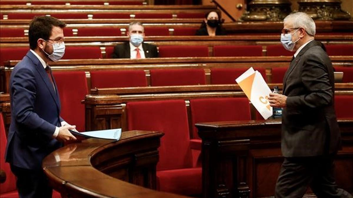 El 'vicepresident' con funciones de 'president', Pere Aragonès, y el líder de Cs, Carlos Carrizosa, en el Parlament.