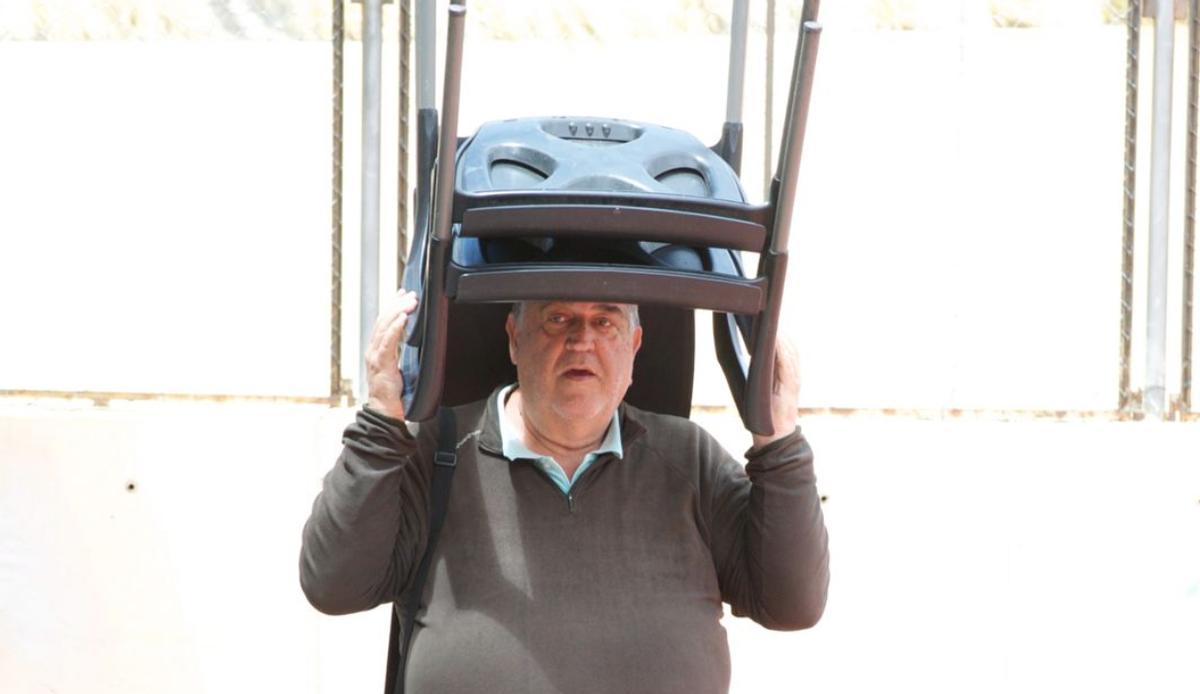 Santana porta unas sillas en su faceta como directivo del Tenerife Central.