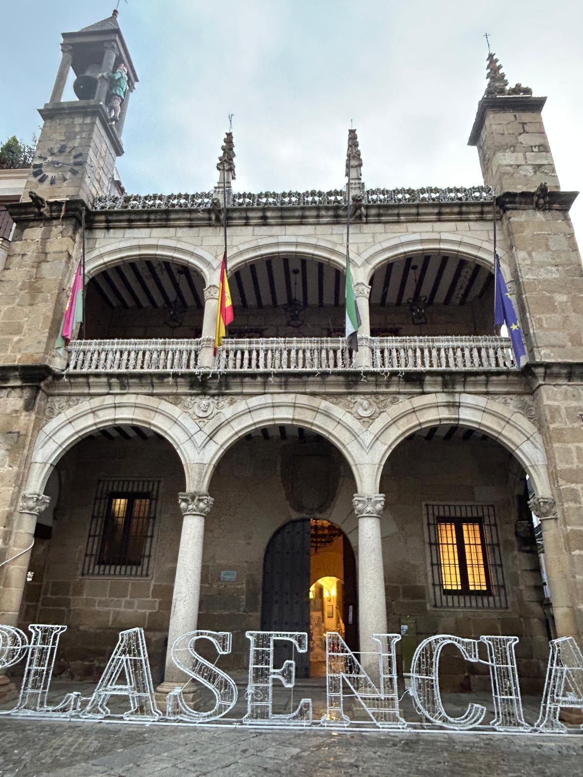 Banderas a media asta en el Ayuntamiento de Plasencia.