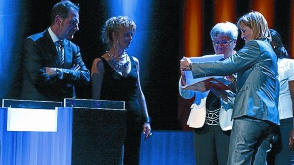 María Teresa Rodríguez recibe el galardón de manos de la presidenta del Parlament, Núria de Gispert. A la izquierda, el director de EL PERIÓDICO, Enric Hernàndez.