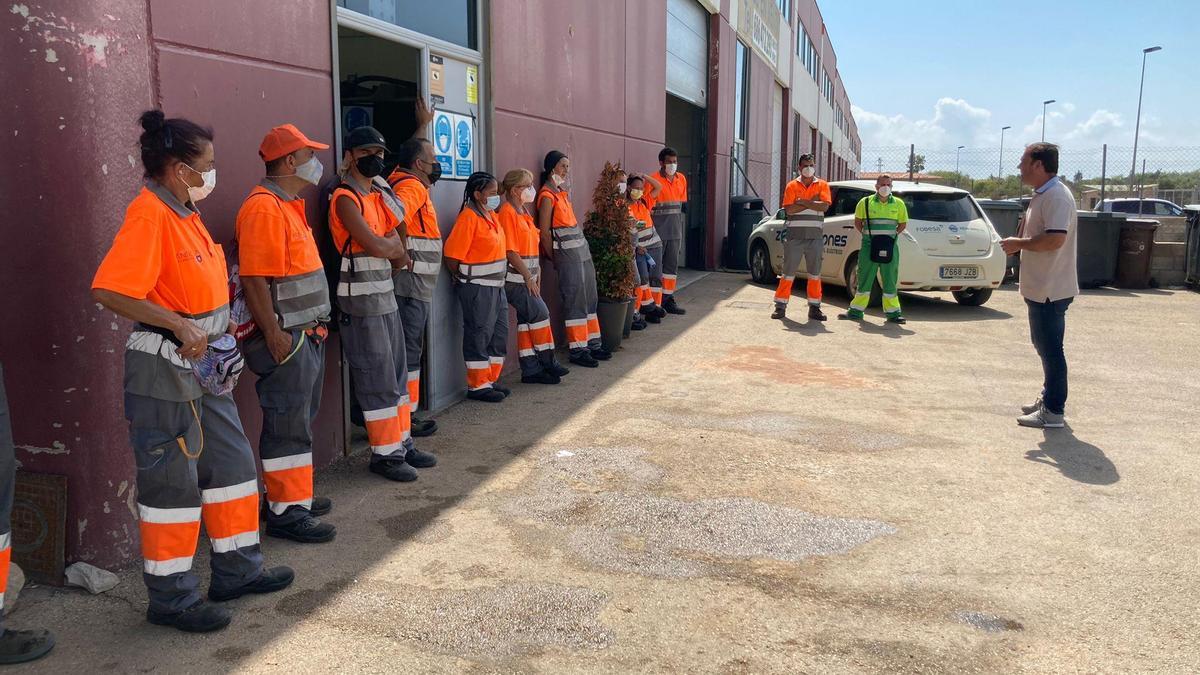 El alcalde de Peñíscola durante la visita a las instalaciones de la empresa de limpieza.