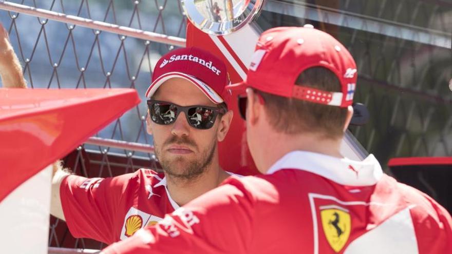 Sebastian Vettel habla con Raikkonen en el circuito de Sochi.