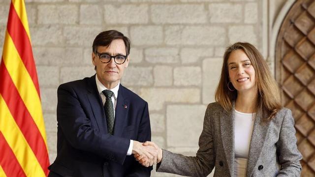 El president de la Generalitat, Salvador Illa, i la presidenta del grup de Comuns, Jéssica Albiach, aquest dijous, al Palau de la Generalitat, durant l’acte de la firma de l’acord per al projecte dels pressupostos de la Generalitat del 2026.