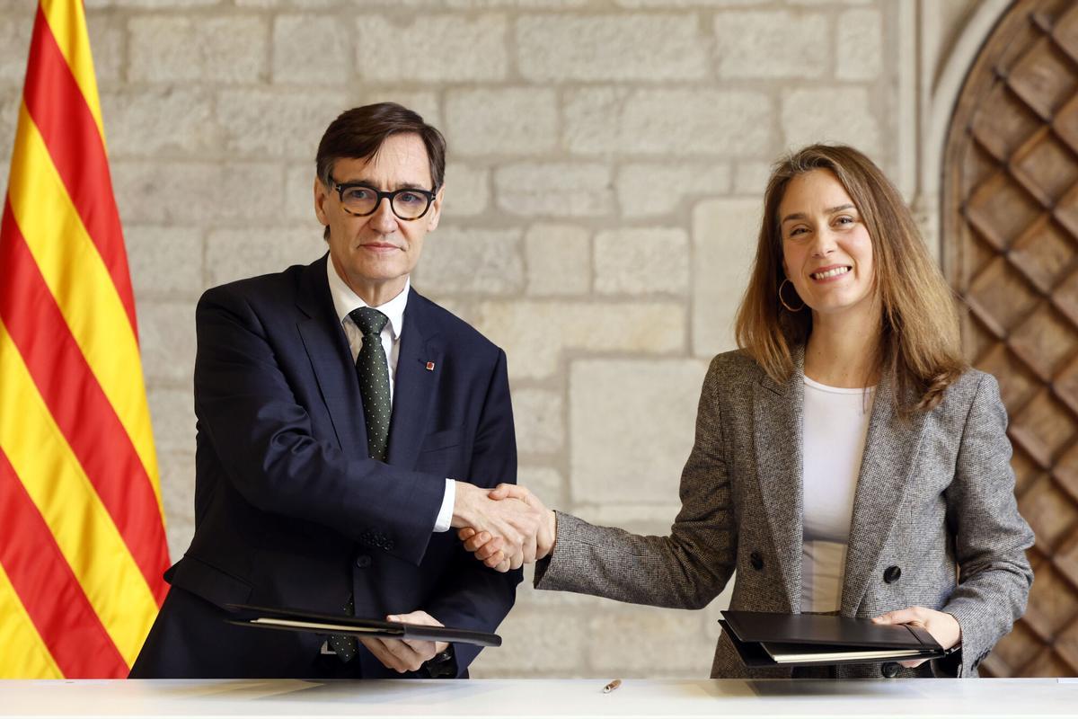 El president de la Generalitat, Salvador Illa, i la presidenta del grup de Comuns, Jéssica Albiach, aquest dijous, al Palau de la Generalitat, durant l’acte de la firma de l’acord per al projecte dels pressupostos de la Generalitat del 2026.