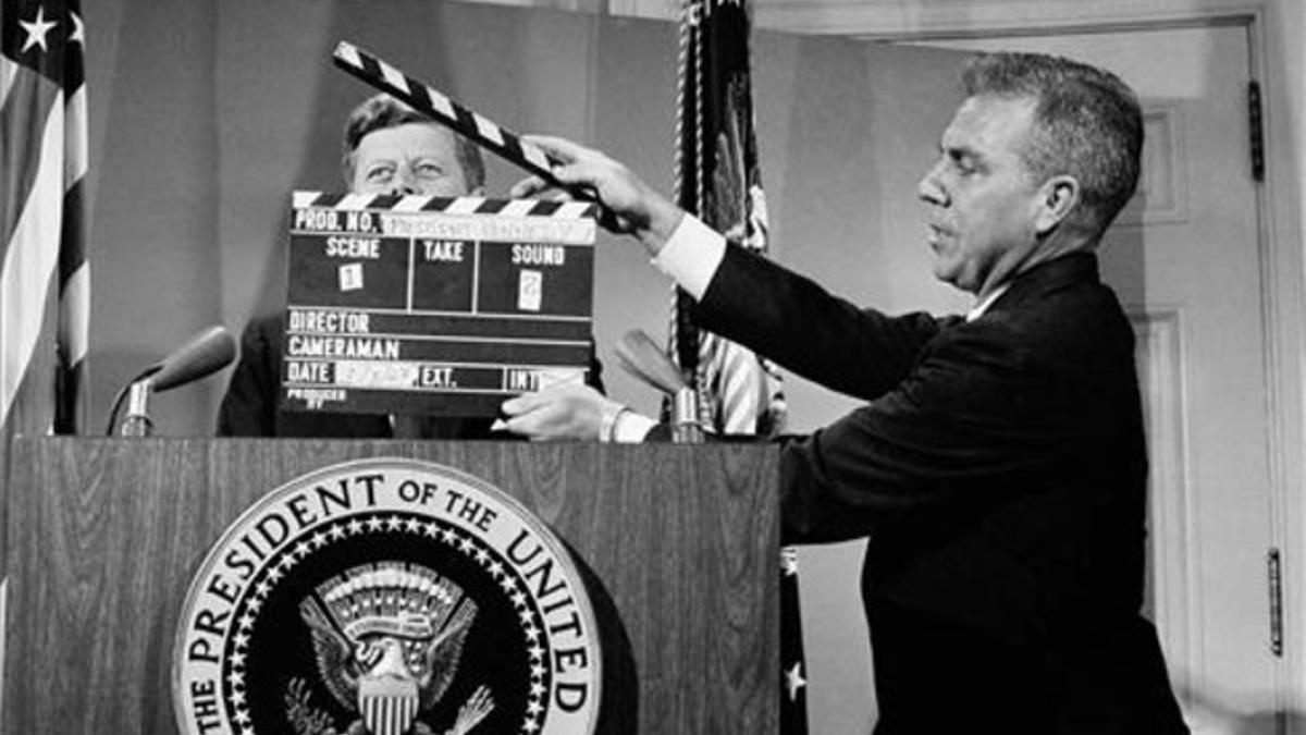 El presidente John F. Kennedy, antes de empezar una comparecencia registrada para la televisión en la Casa Blanca en 1963.