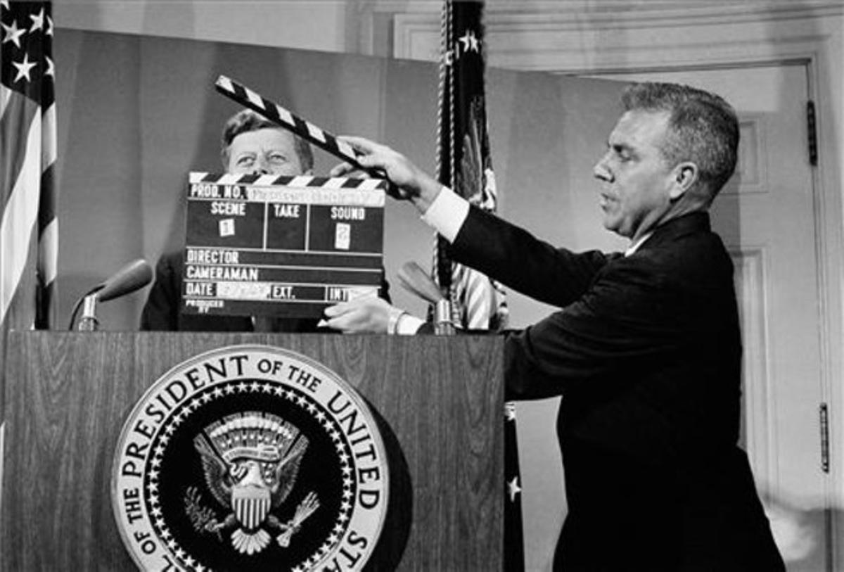 El president John F. Kennedy, abans de començar una compareixença registrada per a la televisió a la Casa Blanca el 1963.